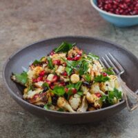 Blomkålsalat med hasselnøtter og granateple - oppskrift fra Et kjøkken i Istanbul