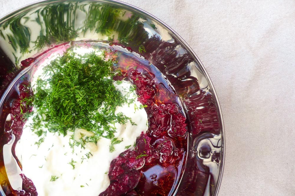 Rødbetedipp med yoghurt, dill, fetaost og valnøtter (Rødbeteborani) – oppskrift / Et kjøkken i Istanbul