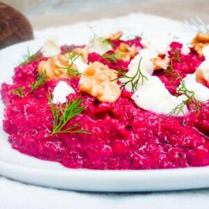 Rødbetedipp med yoghurt, dill, fetaost og valnøtter (Rødbeteborani) – oppskrift / Et kjøkken i Istanbul