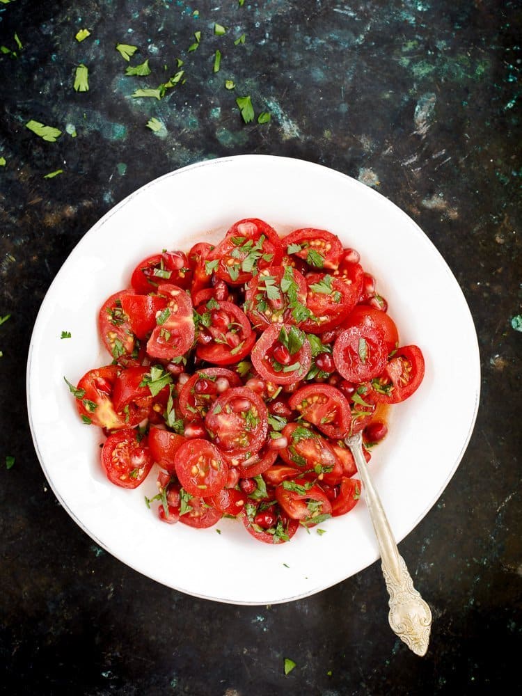 Tomat- og granateplesalat. Foto: Bahar Kitapcı fra boka Hummus & granateple