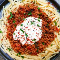 Knekt spaghetti med spicy kjøttsaus og hvitløksyoghurt - oppskrift / Et kjøkken i Istanbul