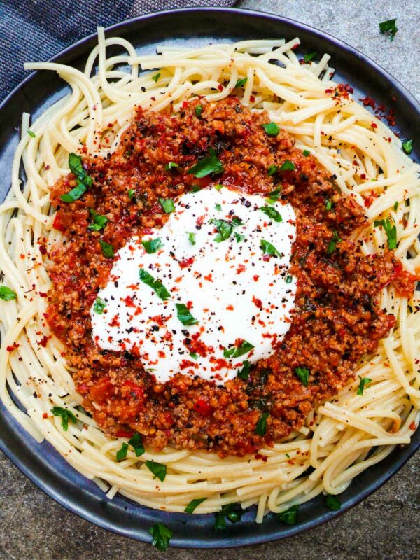 Knekt spaghetti med spicy kjøttsaus og hvitløksyoghurt - oppskrift / Et kjøkken i Istanbul