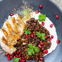Kylling med syriske linser, labneh og za'atar - oppskrift / Et kjøkken i Istanbul