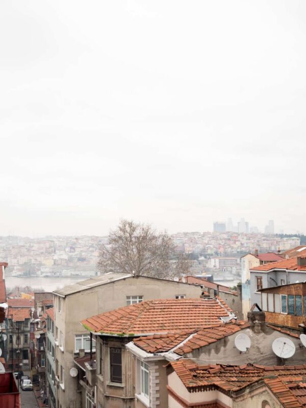 Utsikt fra takterassen nyttårsaften 2016 / Et kjøkken i Istanbul