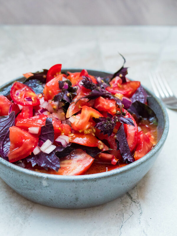 Tomatsalat med rød basilikum - oppskrift / Et kjøkken i Istanbul