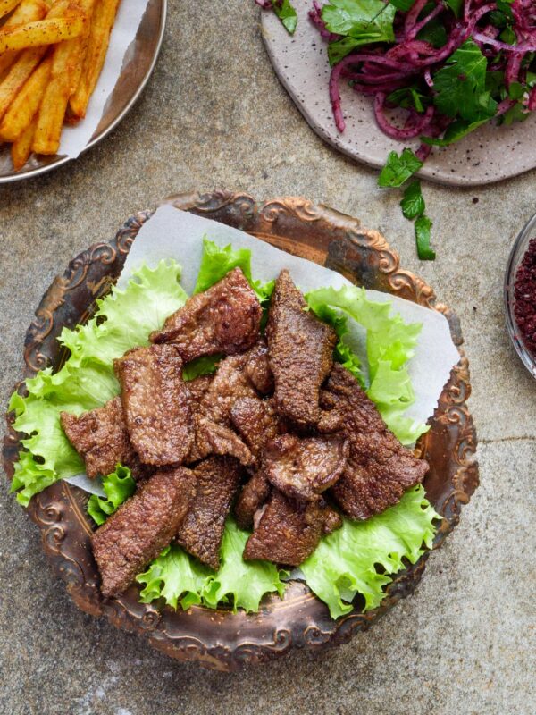 Stekt lever med rødløksalat og chips - oppskrift / Et kjøkken i Istanbul