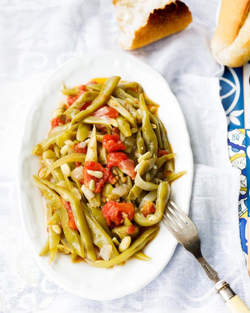 Grønne bønner i olivenolje – zeytinyagli fasulye – fra boka Hummus & granateple av Vidar Bergum