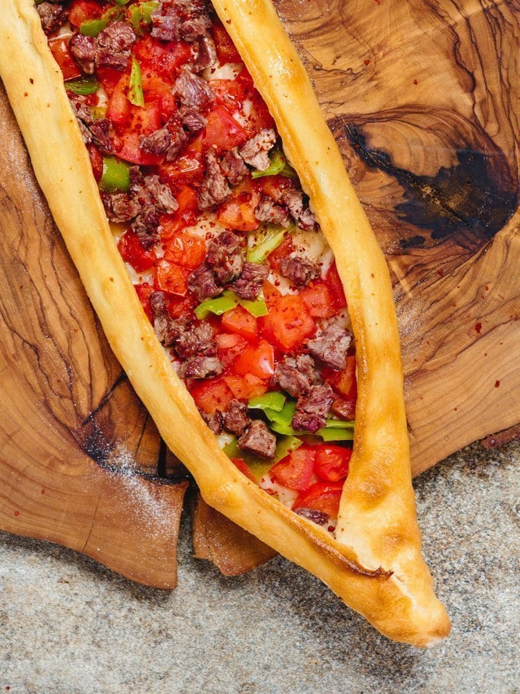 Tyrkisk «pizza»: Pide med biffstrimler, oppskrift fra Et kjøkken i Istanbul
