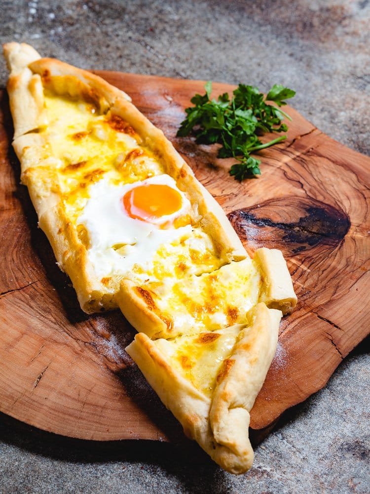 Pide med ost og egg (Tyrkisk «pizza» med ost og egg) - oppskrift fra Et kjøkken i Istanbul