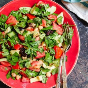 Kikertsalat med tomat og avokado i bolle