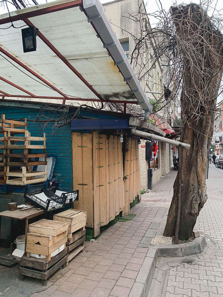 Stengt grønnsaksforhandler på hovedgaten i Balat, Istanbul, 26. mars 2020