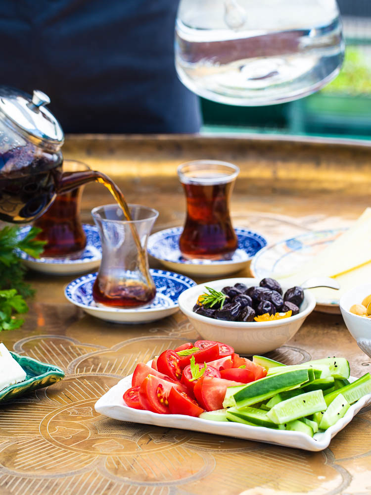 Enkelt tyrkisk frokostbord med te som helles i kopp