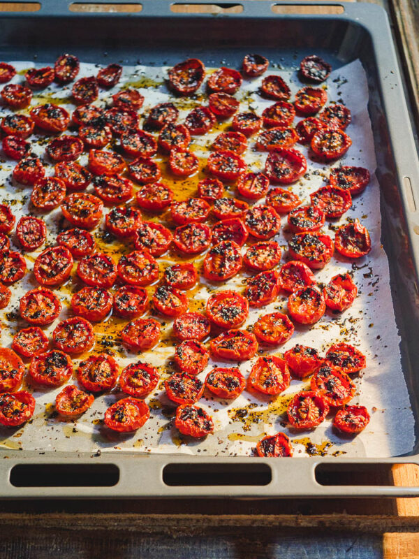 Ovnsbakte tomater med chiliflak på stekebrett sett fra siden