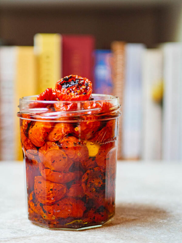 Ovnsbakte tomater med chiliflak i glass med olivenolje sett fra siden