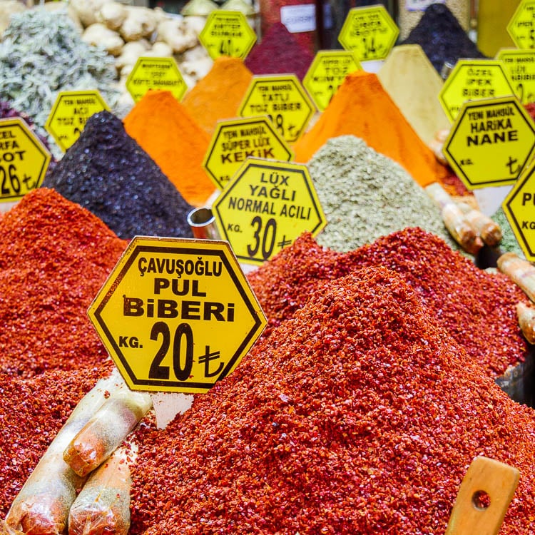 Fargerike krydder på kryddermarkedet i Istanbul
