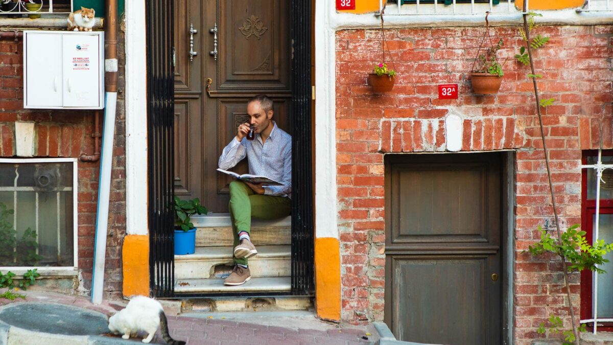 Vidar Bergum drikker te foran inngangsdøren til huset sitt i Istanbul