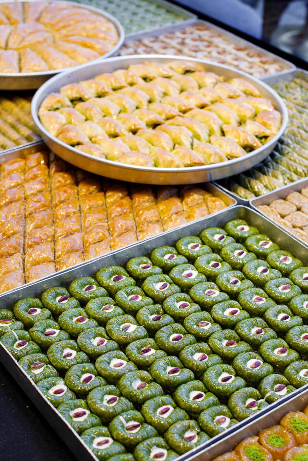 Utvalg av baklava i forskjellige farger og former på et bakeri i Istanbul.