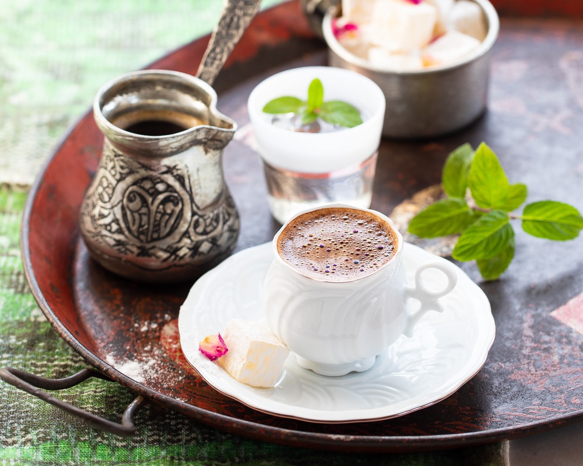 tyrkisk kaffe i hvite kaffekopper på et fat