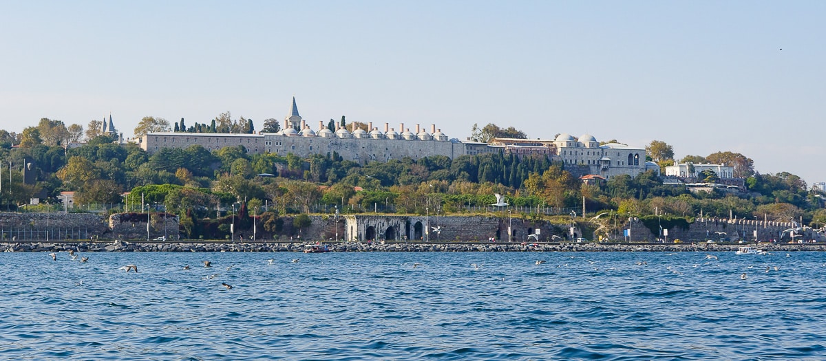 Topkapipalasset i Istanbul sett fra sjøen