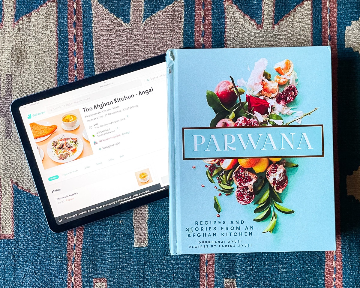 Kokeboken Parwana og en iPad med en nettside om Afghan Kitchen.