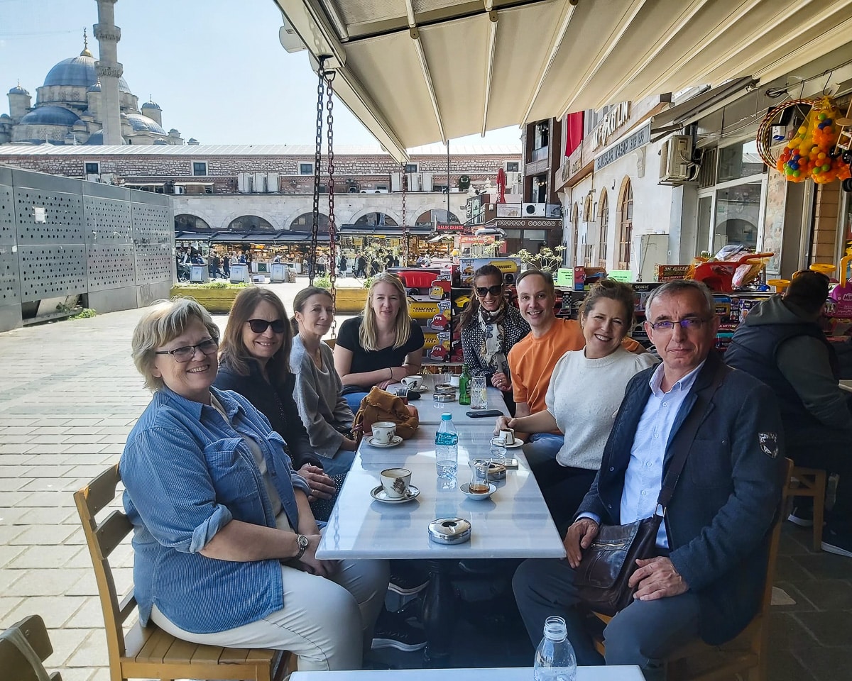 Gruppe nordmenn fra Carpe Diem, Vidar Bergum og guide Serhat på kafe utenfor kryddermarkedet i Istanbul.