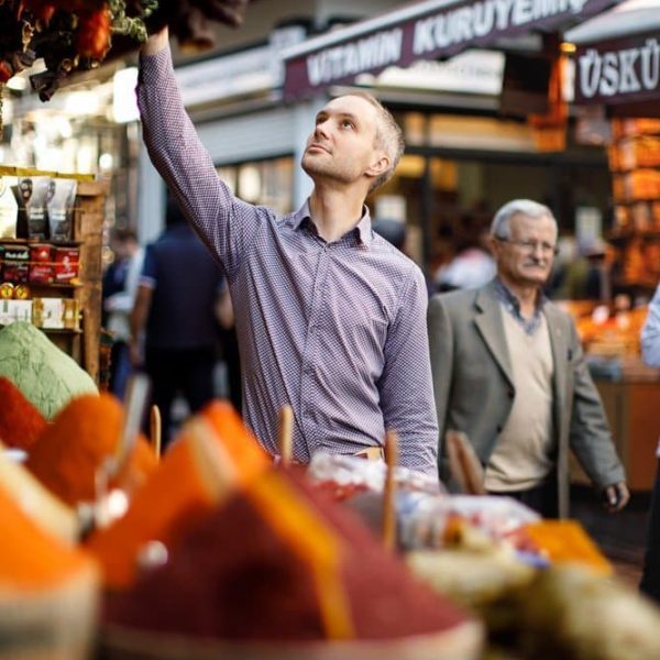 Vidar Bergum ser på tørkede grønnsaker på kryddermarkedet i Istanbul